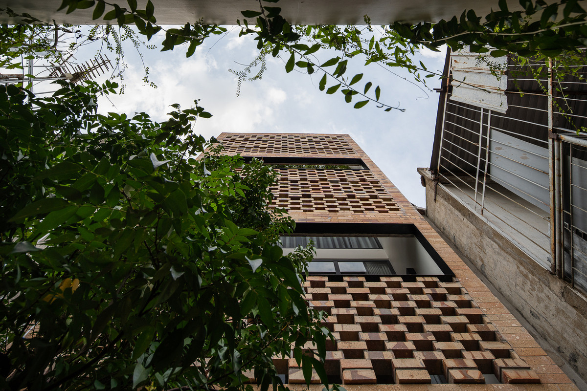 Gia chủ là người khá bận rộn, có lối sống tối giản. Vì vậy, nhiệm vụ của kiến trúc sư là tạo ra một căn nhà tối giản theo mục đích sử dụng, và thư giãn cho gia chủ sau ngày làm việc vất vả.