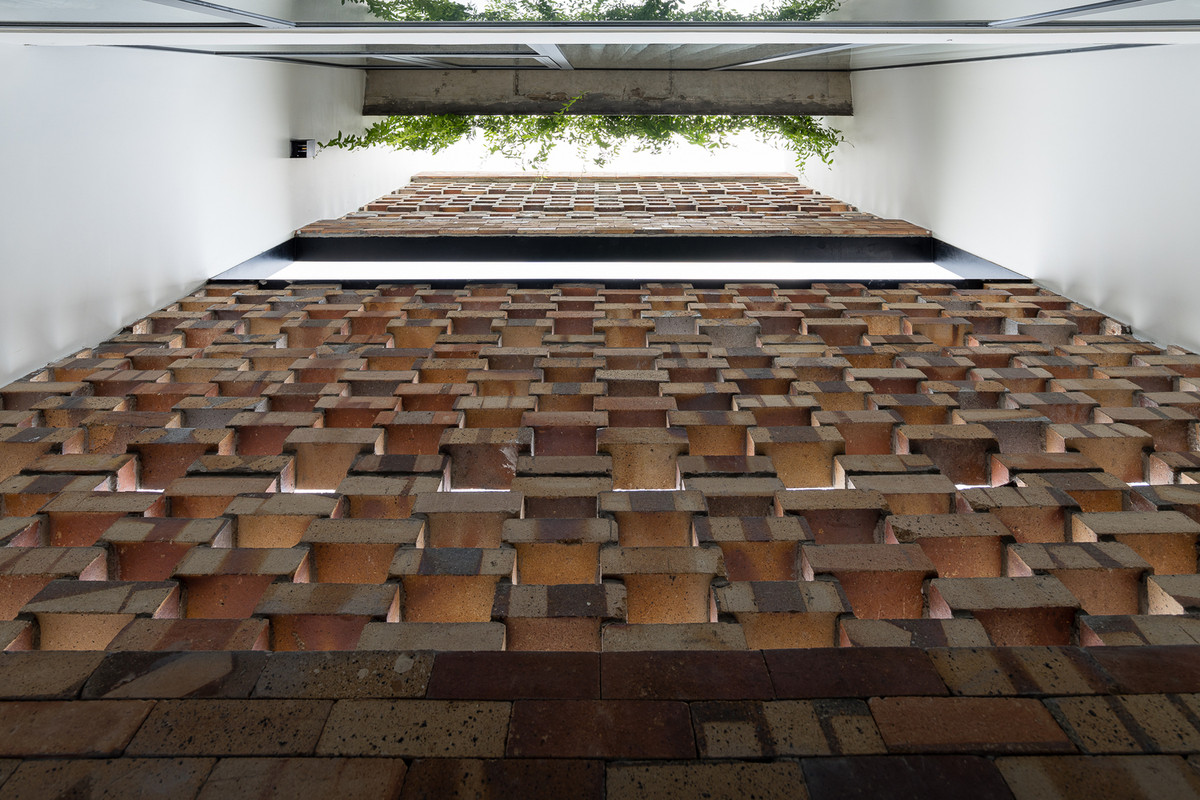 Không gian sống được bao phủ bởi nhiều lớp gạch và cây xanh. Nhờ đó, gia đình không cần phải sử dụng điều hòa quá nhiều.