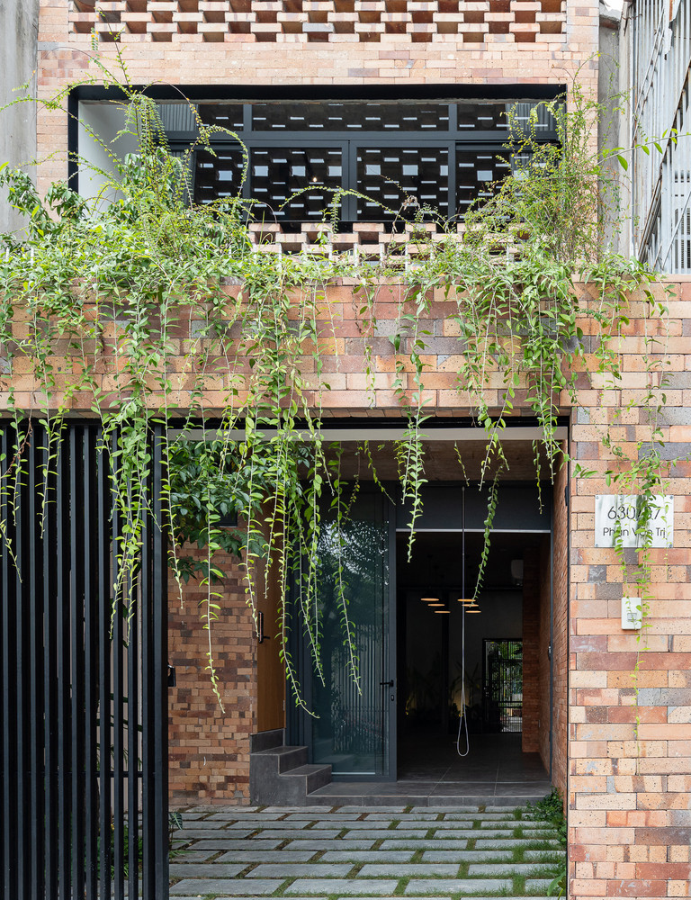 Với hiện trạng của khu đất và yêu cầu của gia chủ, giải pháp được đưa ra là nhường lại một diện tích sân lớn trồng cây và phủ xanh mái nhà.