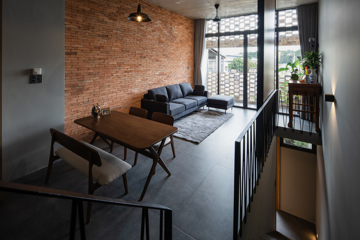 Bằng việc xen kẽ cây xanh kết hợp mái kính lấy gió từ phía sau, ngôi nhà luôn ngập tràn ánh sáng đồng thời tránh bị nắng chiếu trực tiếp.