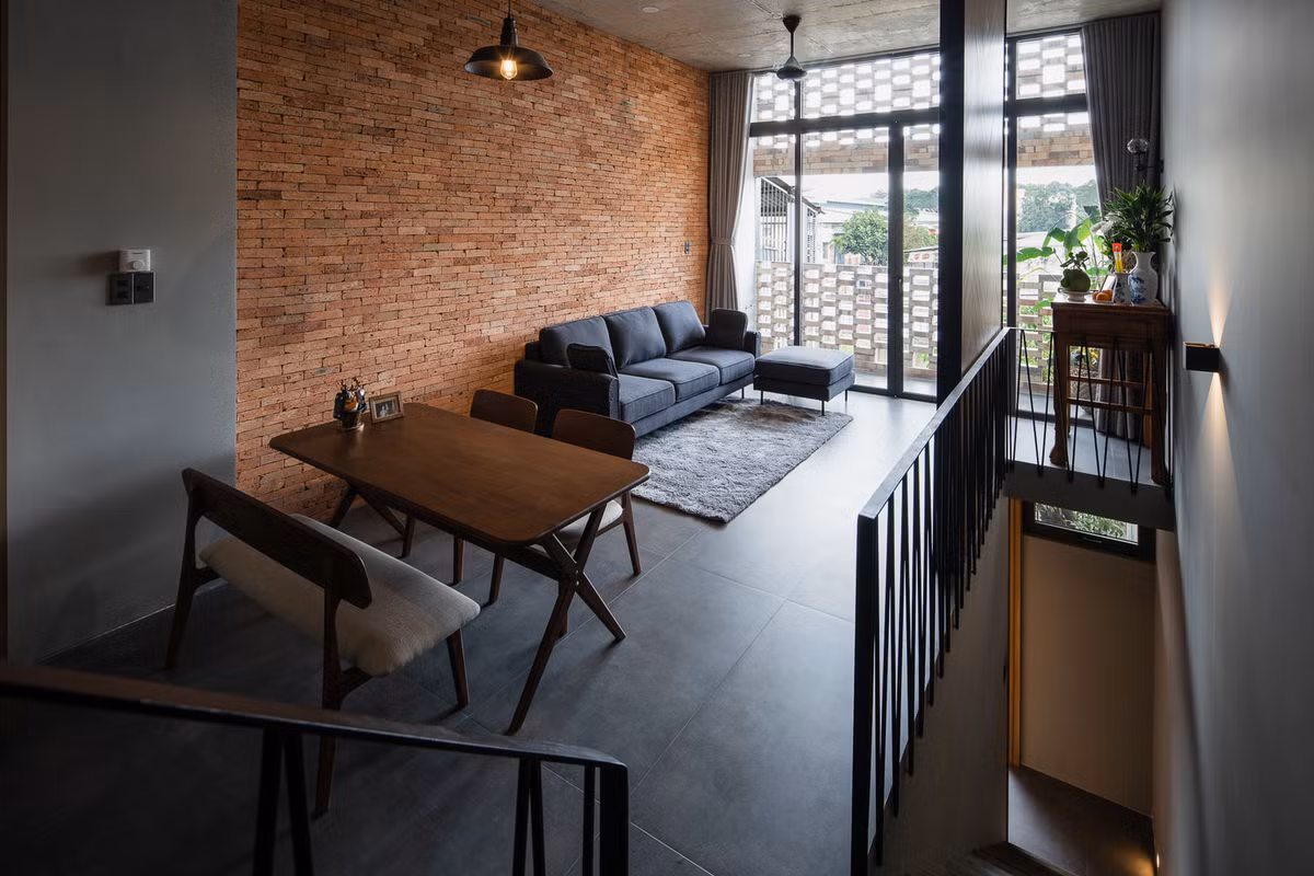 Bằng việc xen kẽ cây xanh kết hợp mái kính lấy gió từ phía sau, ngôi nhà luôn ngập tràn ánh sáng đồng thời tránh bị nắng chiếu trực tiếp.