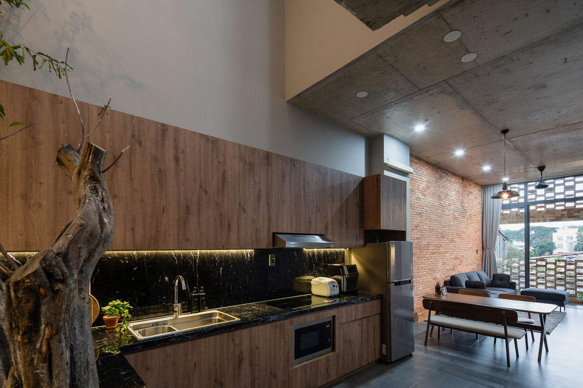 Phòng khách và bếp liên thông với nhau tạo thành không gian liền mạch.