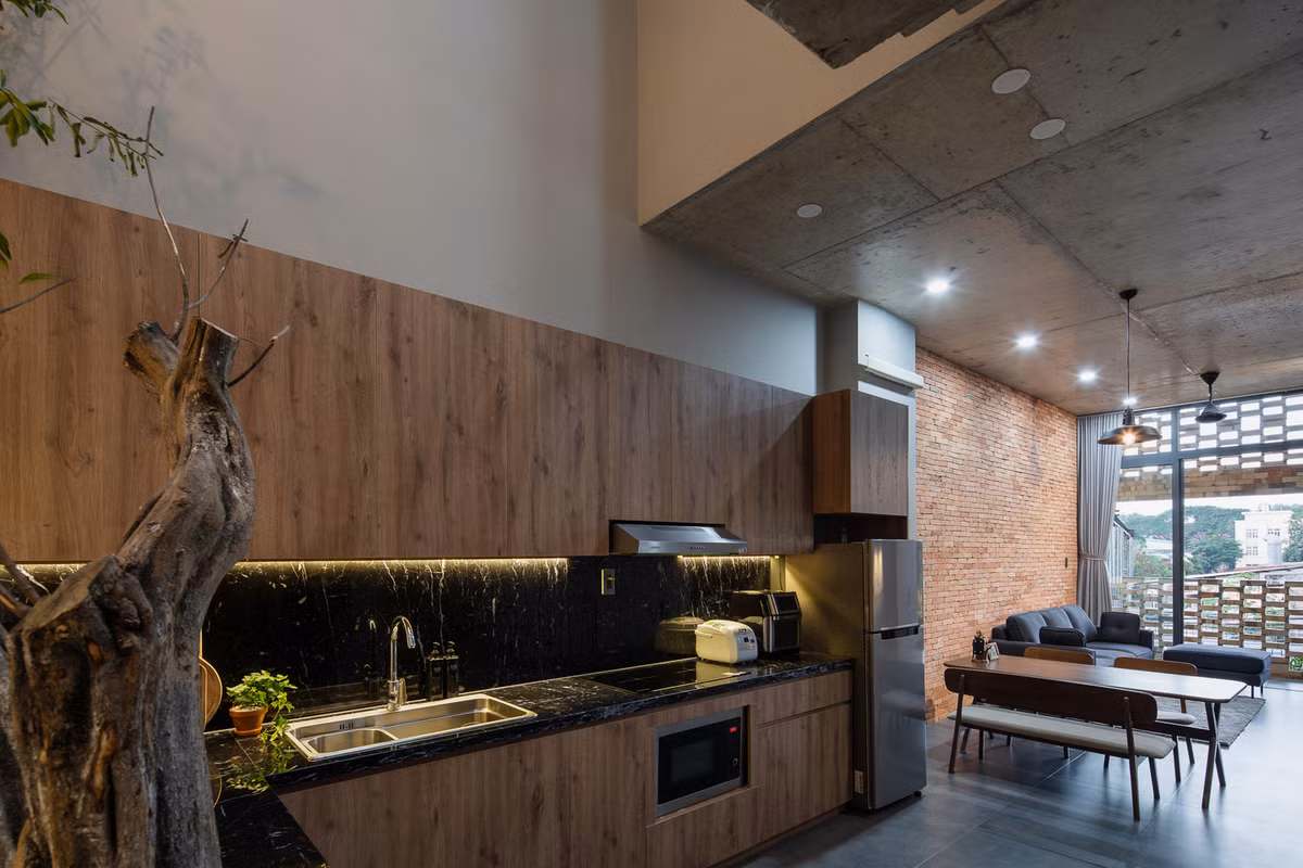 Phòng khách và bếp liên thông với nhau tạo thành không gian liền mạch.