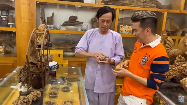 Nghệ sĩ Hoài Linh còn dẫn Mr Đàm tới một chiếc tủ kính đang trưng bày rất nhiều chiếc vòng làm từ trầm hương và lấy trong tủ ra một chiếc vòng Kỳ Nam có giá lên tới 2,2 tỷ cho đàn em xem. Ảnh: cắt clip.