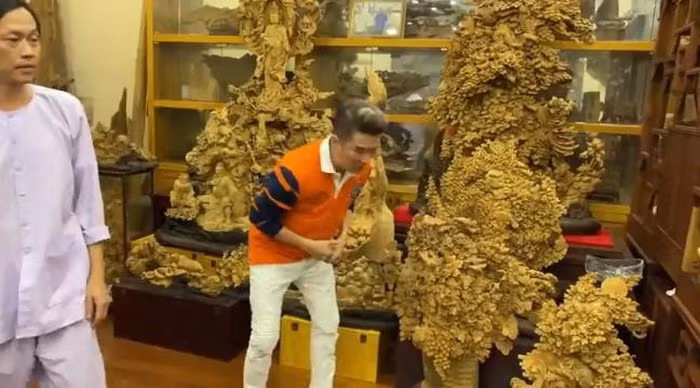 Theo tiết lộ của Hoài Linh, các loại gỗ và vật dụng trong căn phòng đều là gỗ trầm hương, Kỳ Nam. Ảnh: cắt clip.