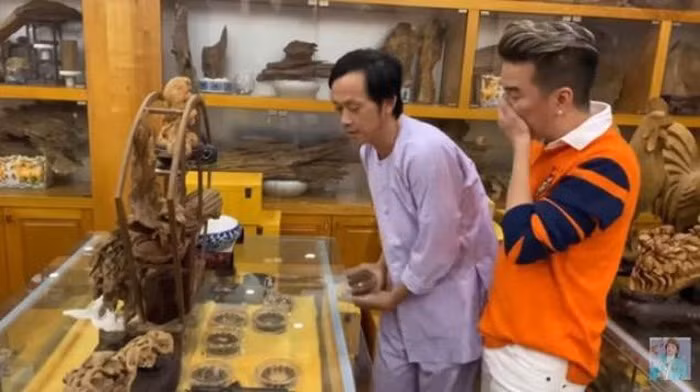 Đây là căn phòng được nam nghệ sĩ tâm huyết dành nhiều năm để sưu tầm, chọn lựa. Ảnh: cắt clip.