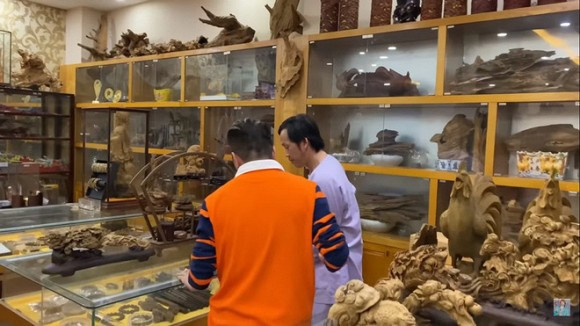 Trầm hương là phần gỗ của cây dó bầu bị nhiễm dầu, có đặc điểm tỏa mùi thơm đặc biệt lúc đốt hoặc chưa đốt. Ảnh: cắt clip.