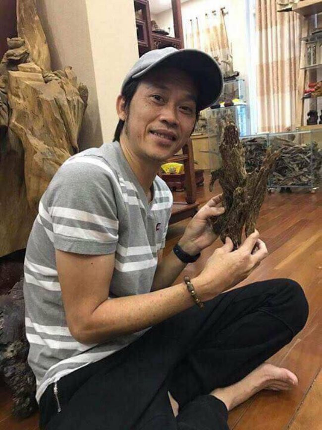 Là người nổi tiếng nhưng NSƯT Hoài Linh sống giản dị và ít phô trương. Anh tâm huyết với việc xây nhà thờ Tổ và miệt mài nhiều năm sưu tầm trầm hương. Ảnh: Dân Việt.