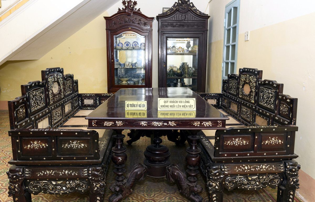 Những bộ ghế cổ quý cẩn xà cừ xuất hiện ở hầu khắp các góc nhà. Ảnh: Thamhiemmekong.