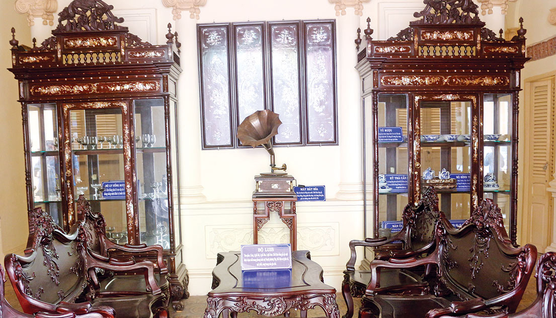 Bên trong nhà còn nhiều đồ cổ có giá trị. Ảnh: Thamhiemmekong.