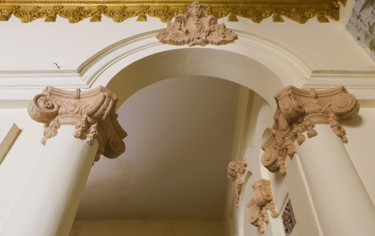 Trên vòm cửa chính và các vòm cửa bên trái, bên phải đều được chạm nổi, chạm lọng các đề tài rồng, phượng, chim, thú và hoa lá tinh xảo. Ảnh: Vnexpress.