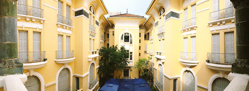 Dinh thự có 99 cửa lớn nhỏ, các đường nét tinh tế với sự kết hợp hài hòa giữa văn hóa Đông - Tây. Ảnh: Traveloka.