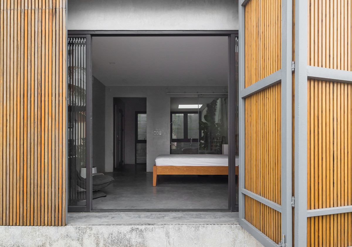 Cửa nan tre làm giảm ánh nắng trực tiếp từ phía đông, và đảm bảo các vấn đề riêng tư và an ninh.