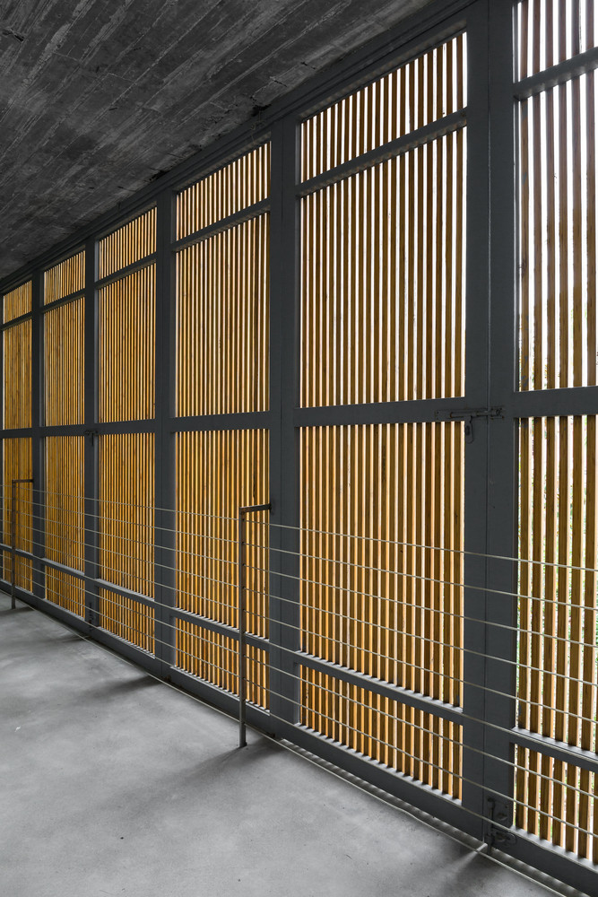 Mặt tiền ngôi nhà là hệ thống cửa nan tre ép khung sắt có thể đóng mở linh hoạt.