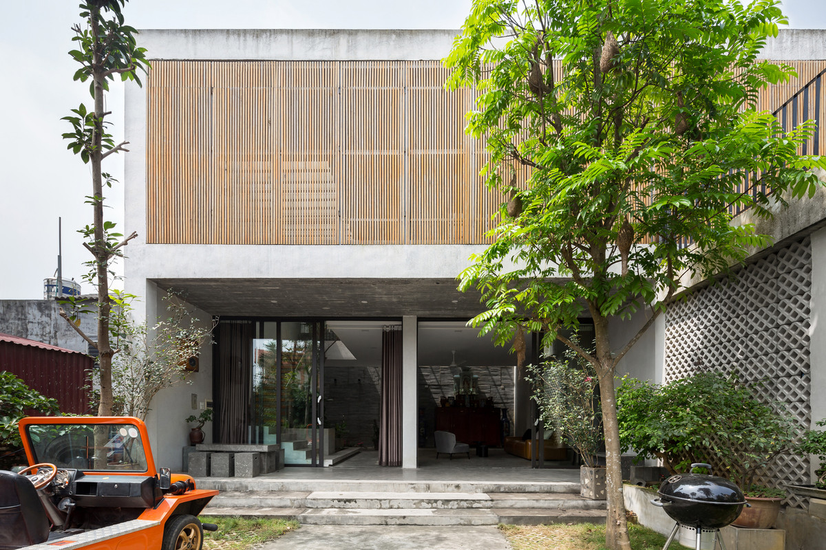 Với yêu cầu này, nhóm kiến trúc sư sử dụng hình thức thiết kế kiến trúc đơn giản nhưng mạnh mẽ cho khu vườn trước nhà.