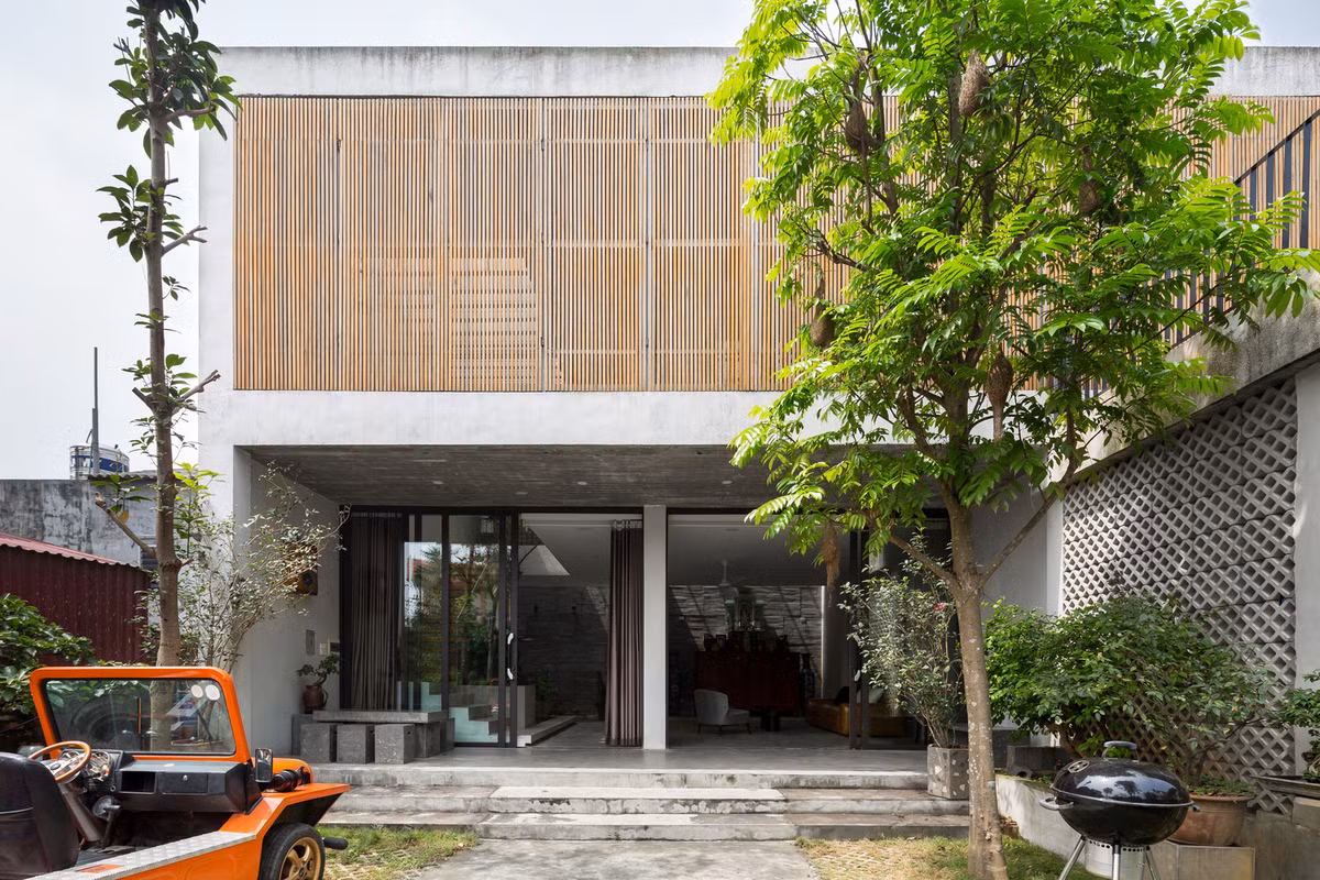 Với yêu cầu này, nhóm kiến trúc sư sử dụng hình thức thiết kế kiến trúc đơn giản nhưng mạnh mẽ cho khu vườn trước nhà.