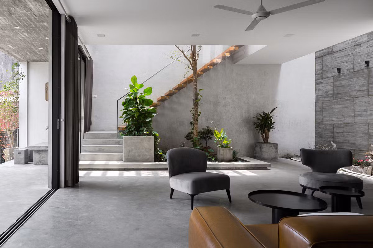 Ánh sáng từ bên ngoài được hút từ mái qua các ô kính vào không gian xanh bên trong.