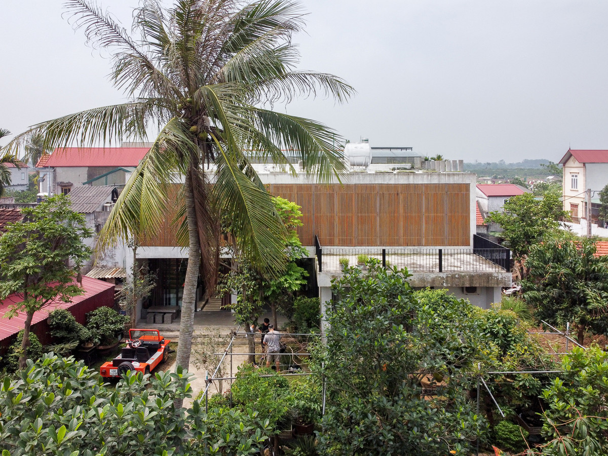 Tọa lạc tại một khu dân cư ngoại thành Hà Nội, B House là ngôi nhà thuộc sở hữu của một chủ xưởng bê tông.