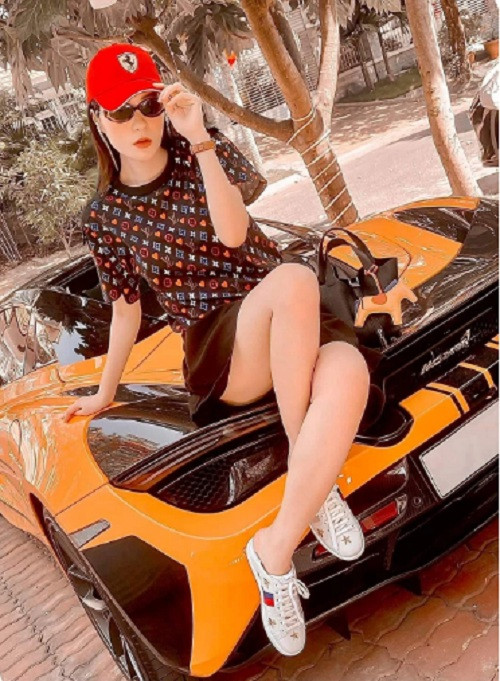 Sau khi sinh con gái lần 3, nữ ca sĩ cũng tậu hẳn một chiếc siêu xe trị giá 7 tỷ đồng để tặng chồng. Ảnh: FBNV.