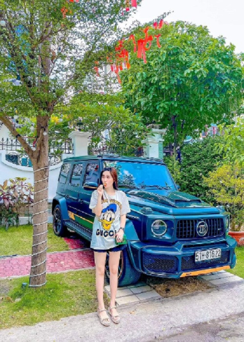 Ngoài bất động sản, Di Băng còn sở hữu nhiều xe hơi. Nhân dịp kỷ niệm 3 năm ngày cưới, cô được chồng tặng xế hộp trị giá hơn 2 tỷ đồng. Ảnh: FBNV.