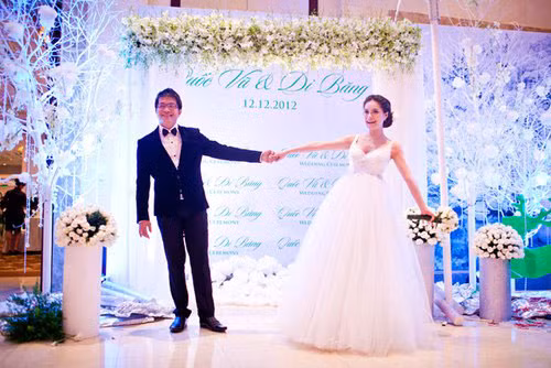 Năm 2012, Di Băng gây xôn xao với đám cưới tiền tỉ cùng doanh nhân bất động sản có tiếng tại TP HCM. Đám cưới trị giá 3 tỷ đồng của nữ ca sĩ khi ấy khiến dư luận choáng váng, bởi độ giàu có và xa xỉ chẳng kém cạnh đám cưới của "ngọc nữ" Tăng Thanh Hà. Ảnh: Internet