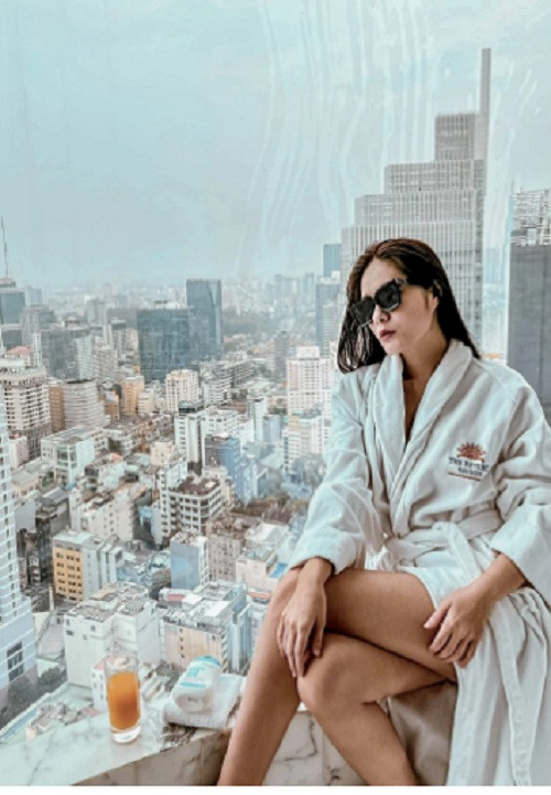 Bên cạnh đó, chồng đại gia còn tặng Di Băng nhiều món đồ hiệu đắt giá như dép Hermes, đồng hồ Richard Mille...Ảnh: FBNV.