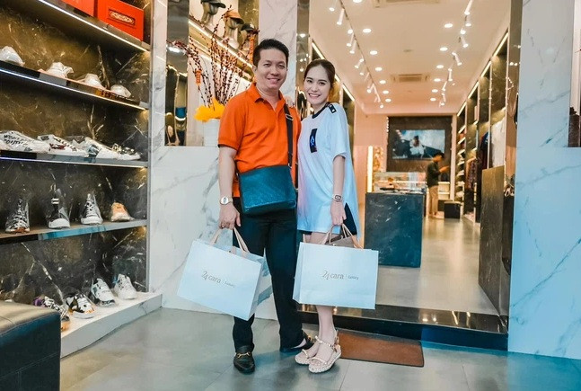 Bên cạnh đó, chồng đại gia còn tặng Di Băng nhiều món đồ hiệu đắt giá như dép Hermes, đồng hồ Richard Mille...Ảnh: FBNV.