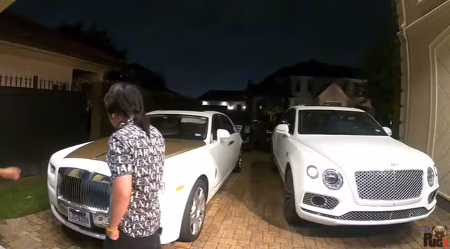 Hiện tại, triệu phú gốc Việt Johnny Dang sở hữu hàng loạt siêu xe từ Bentley, Rolls Royce Ghost đến cả Lamborghini vàng trị giá hàng triệu đô. Ảnh: Chronicle.