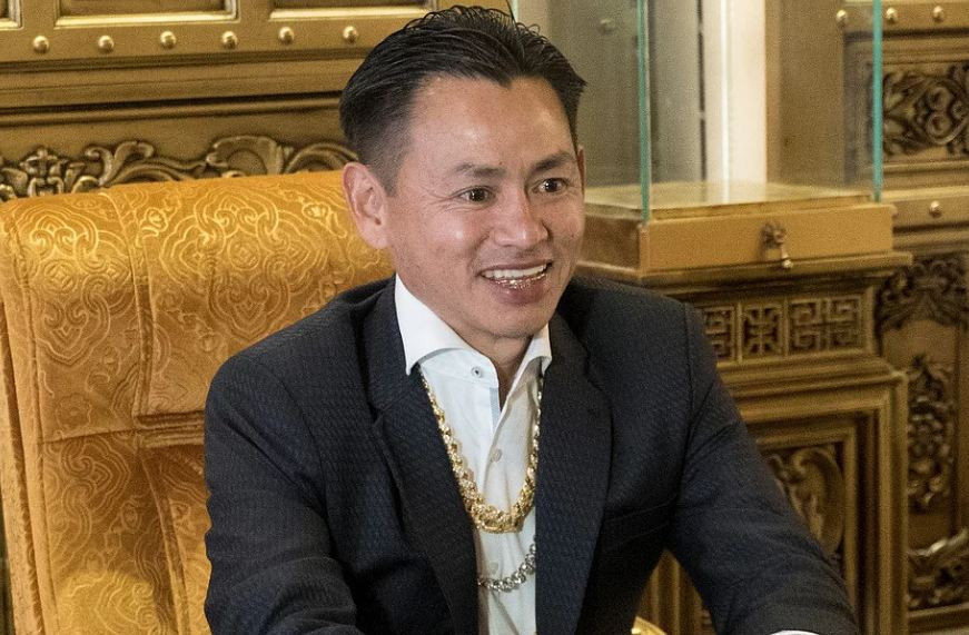 Ấn tượng bởi cách làm grillz (đồ trang sức đeo trên răng) mà không cần mài răng của Johnny Dang, Paul Wall hợp tác với Dang để tạo ra những chiếc bọc răng làm bằng vàng hay nạm kim cương. Ảnh: Chronicle.