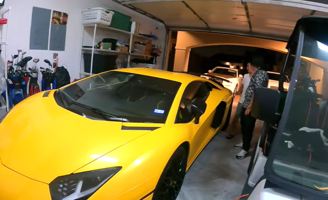Riêng chiếc Lamborghini vàng V12 của Johnny Đặng được mua ở đời mới nhất có giá tới 4 triệu đô. Chiếc xe chỉ sản xuất 600 cái trên toàn thế giới. Ảnh: Gg