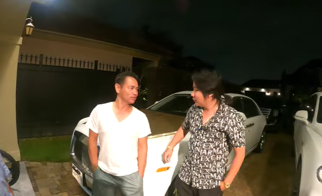 Johnny Dang sinh năm 1974 tại Buôn Ma Thuột trong một gia đình nghèo. Năm 1987, cha ông rời Việt Nam sang Mỹ. Khi sang Mỹ, Johnny Dang làm việc trong quầy hàng sửa chữa trang sức ở chợ trời với thu nhập chỉ khoảng 100 USD/tháng (hơn 2.3 triệu đồng/tháng). Ảnh: Tri thức trẻ