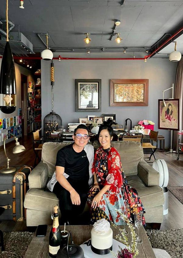 Căn nhà của Hồng Nhung ở Sài Gòn được thiết kế bắt mắt với tông màu nâu - xám cùng những món đồ nội thất đầy chất thơ.