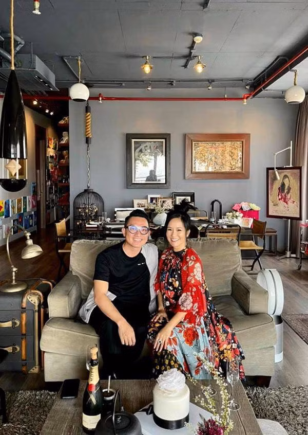 Căn nhà của Hồng Nhung ở Sài Gòn được thiết kế bắt mắt với tông màu nâu - xám cùng những món đồ nội thất đầy chất thơ.