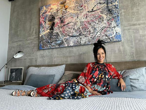 Phòng ngủ của ca sĩ Hồng Nhung mang phong cách tối giản nhưng đầy tính nghệ thuật.