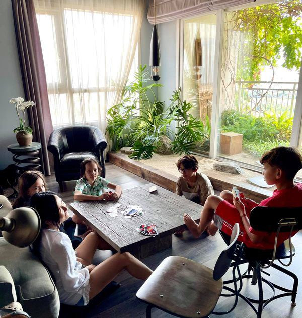 Bên trong nhà, Hồng Nhung đặt thêm một bộ bàn ăn ở phòng sinh hoạt chung vừa làm nơi ăn uống, vừa làm nơi học hành cho các con.