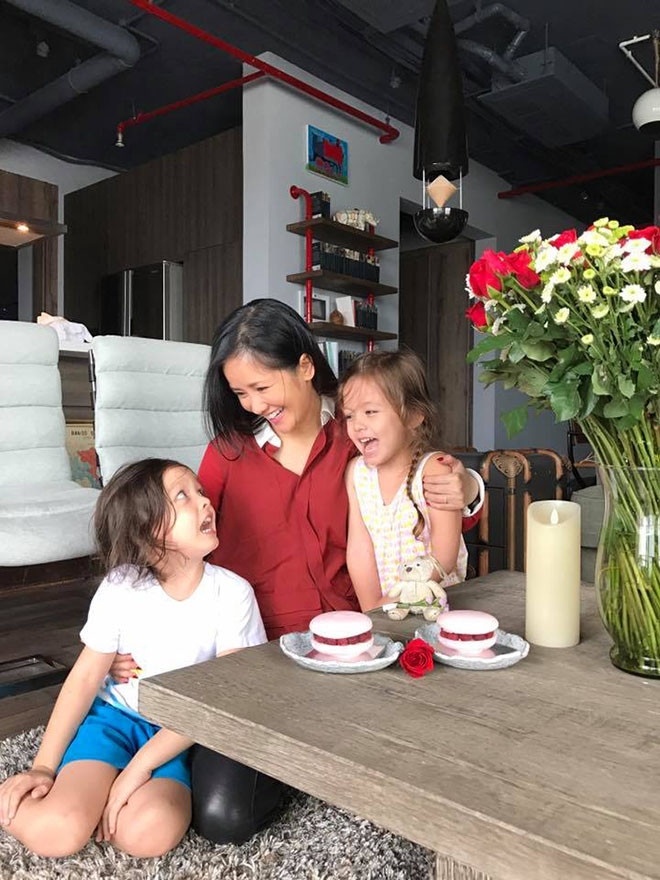 Ngoài căn biệt thự rộng lớn tại Mỹ, diva Hồng Nhung còn có một căn hộ tiện nghi, ấm cúng tại TP HCM. Trên trang cá nhân, nữ ca sĩ thường xuyên chia sẻ những khoảnh khắc đời thường của ba mẹ con trong căn nhà này.