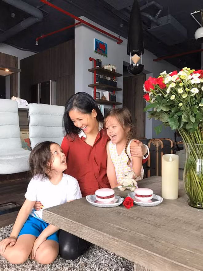 Ngoài căn biệt thự rộng lớn tại Mỹ, diva Hồng Nhung còn có một căn hộ tiện nghi, ấm cúng tại TP HCM. Trên trang cá nhân, nữ ca sĩ thường xuyên chia sẻ những khoảnh khắc đời thường của ba mẹ con trong căn nhà này.