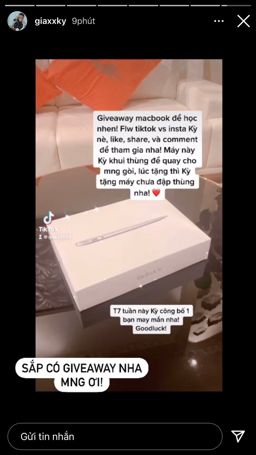 Vì muốn được nhiều người biết đến, Gia Kỳ đã chi hẳn gần 30 triệu để "cho không" chiếc máy tính MacBook Air. Chỉ cần bạn theo dõi, bình luận và chia sẻ những video để làm cậu bạn vui, bạn sẽ có cơ hội nhận ngay một chiếc máy tính xịn xò. Ảnh: FBNV.