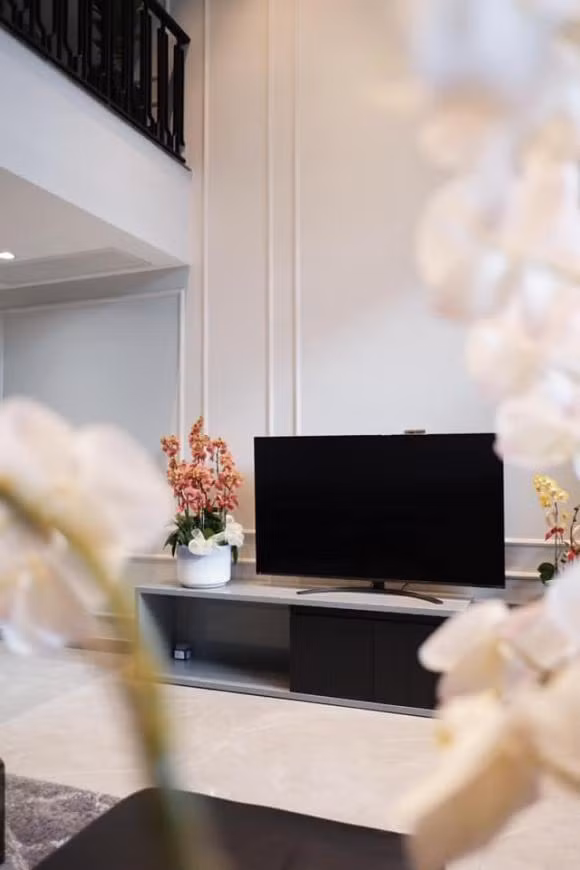 Phòng khách thiết kế đơn giản nhưng hiện đại. Ảnh: FBNV