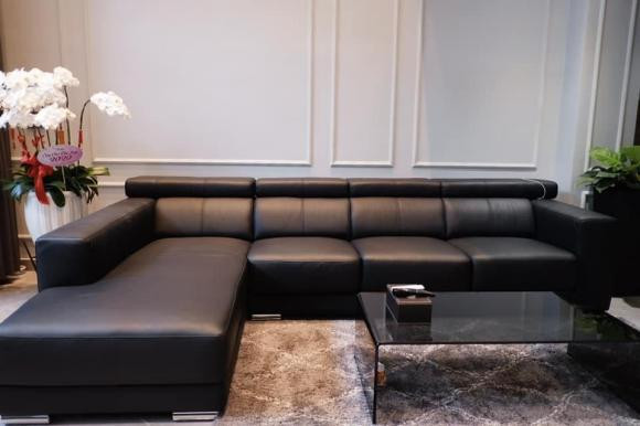 Bộ sofa màu đen nổi bật trên nền gam màu trắng. Ảnh: FBNV