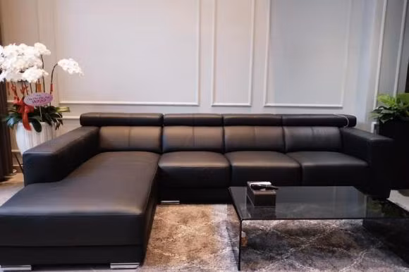 Bộ sofa màu đen nổi bật trên nền gam màu trắng. Ảnh: FBNV