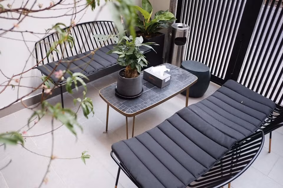 Theo tiết lộ của nữ ca sĩ, đây là căn nhà mặt đất xây theo đúng ý mẹ, có sân trước, có sân sau, có thang máy, có đủ phòng cho mẹ và em gái. Ảnh: FBNV