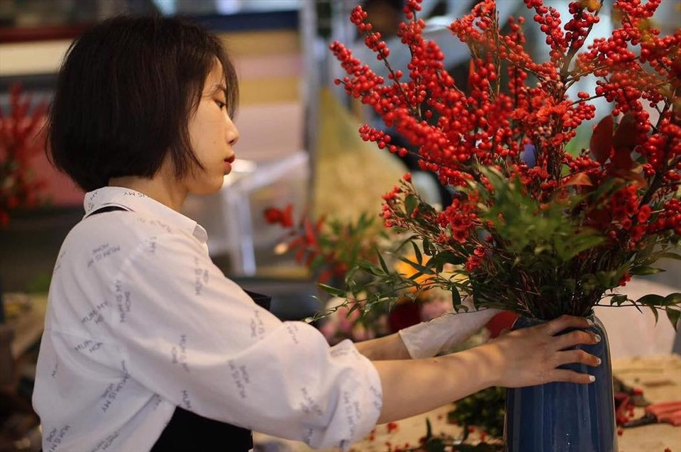 Đào đông đỏ nhập khẩu từ Hà Lan có giá từ 450.000 – 900.000 đồng/cành, tùy cành. Thông thường khách hàng đặt mua đều lựa chọn mua theo bình, mỗi bình từ 5 đến 10 cành. Ảnh: Lao động.