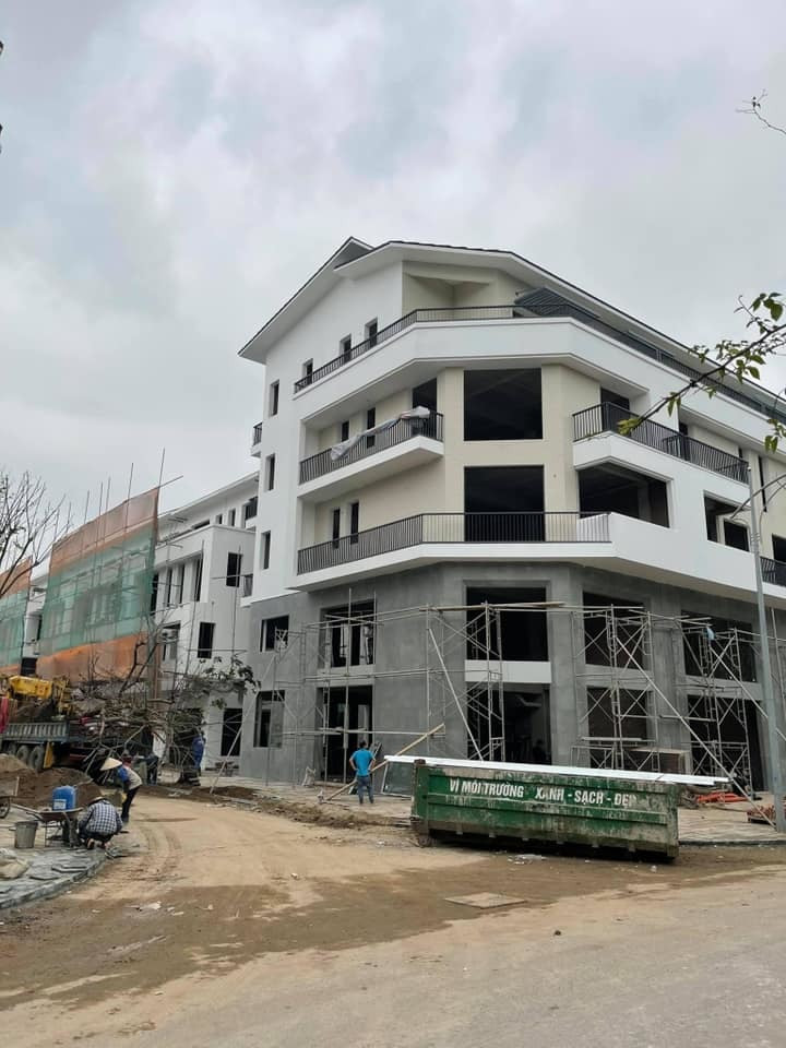 Ca sĩ Khắc Việt cho biết căn tại TP.HCM mua từ 2019 nhưng đến 2021 mới được nhận. Nam ca sĩ cũng có mấy chiếc chung cư trước đó để kinh doanh, cho thuê nhưng đã bán đi để chuyển xuống ở mặt đất. Ảnh: FBNV