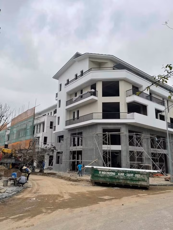 Ca sĩ Khắc Việt cho biết căn tại TP.HCM mua từ 2019 nhưng đến 2021 mới được nhận. Nam ca sĩ cũng có mấy chiếc chung cư trước đó để kinh doanh, cho thuê nhưng đã bán đi để chuyển xuống ở mặt đất. Ảnh: FBNV
