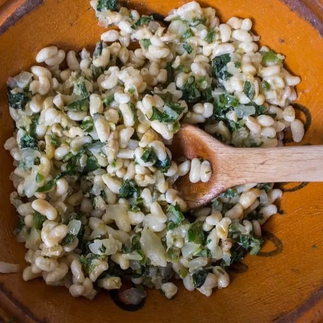  Trứng kiến Mexico nằm sâu dưới đất này có hình dáng như hạt thông hoặc nhân hạt ngô, có vị bơ béo ngậy và thơm hương phomat.