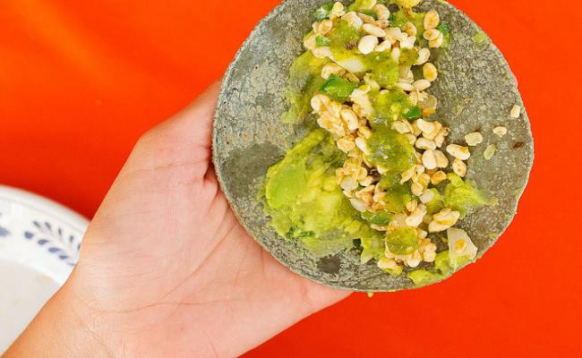 Việc tiếp cận tổ kiến gặp nhiều khó khăn, số lượng trứng kiến cũng khan hiếm là những lý do khiến trứng kiến Mexico đắt đỏ.