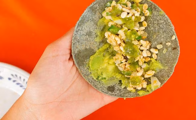 Việc tiếp cận tổ kiến gặp nhiều khó khăn, số lượng trứng kiến cũng khan hiếm là những lý do khiến trứng kiến Mexico đắt đỏ.