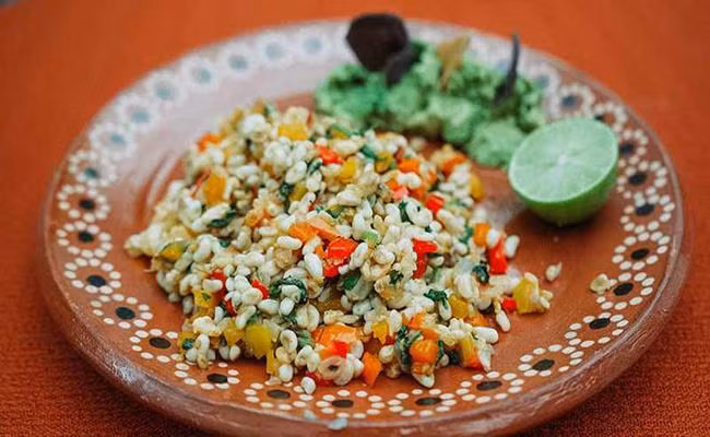 Tại Mexico, Escamoles là món ăn khá phổ biến nhưng lại có giá thành rất cao, dao động từ 35 - 100 USD/kg.