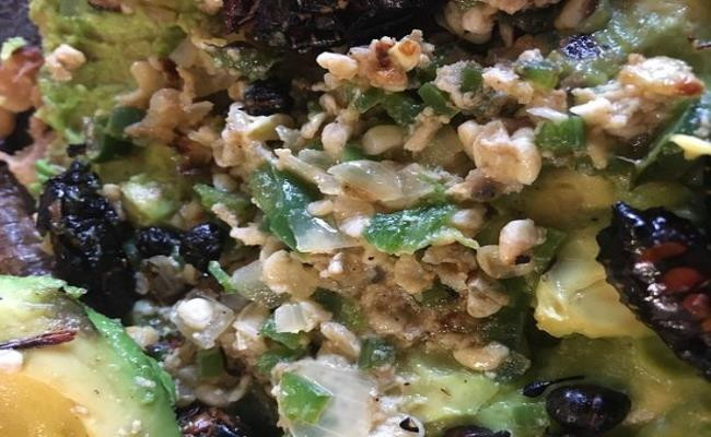 Quá trình lấy trứng phải thật cẩn thận để không làm hỏng tổ kiến, nếu không chúng sẽ dễ chuyển tổ đi nơi khác.